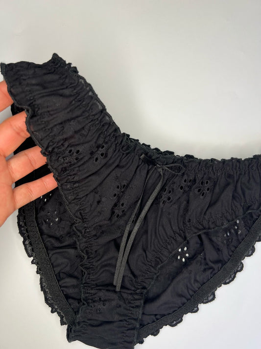 Calzoncito negro tira bordada