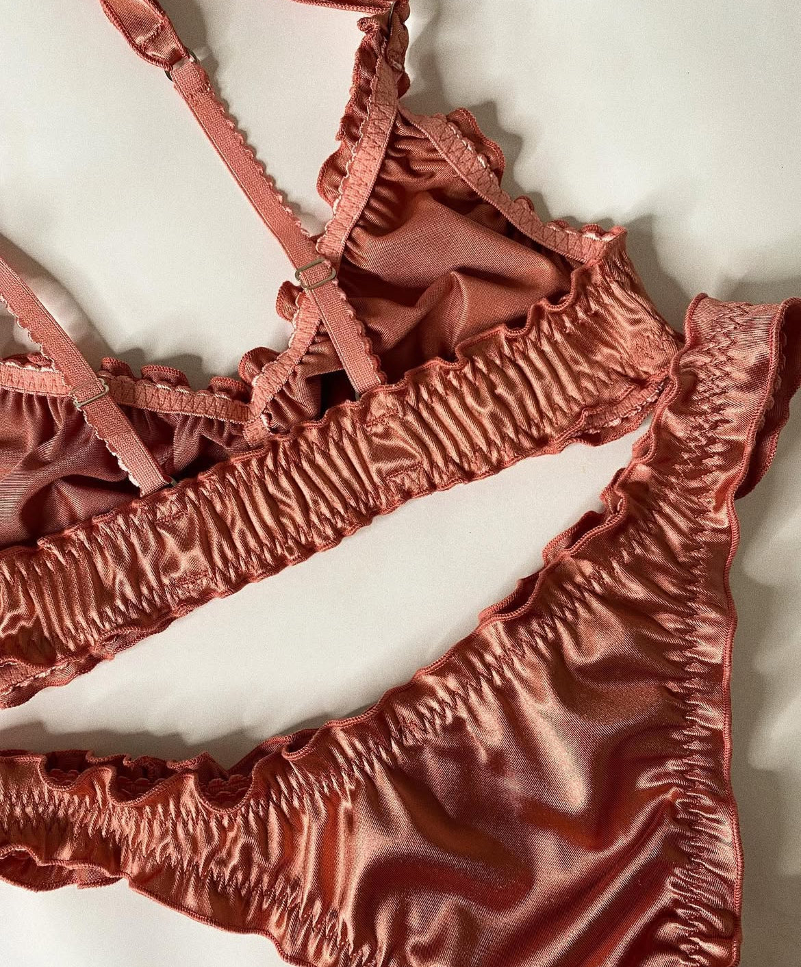 Ruffle set satén rosa quemado