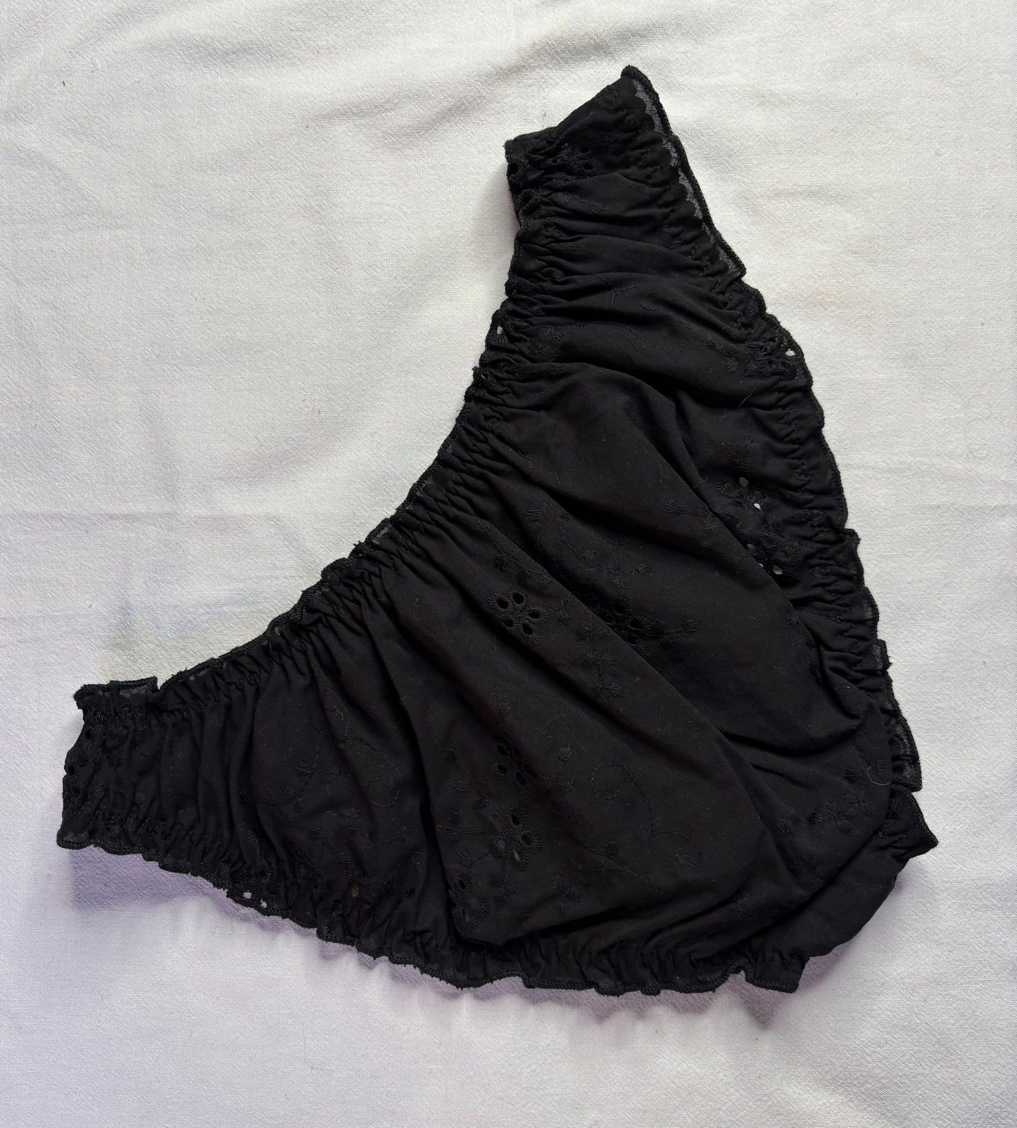 Calzoncito negro tira bordada