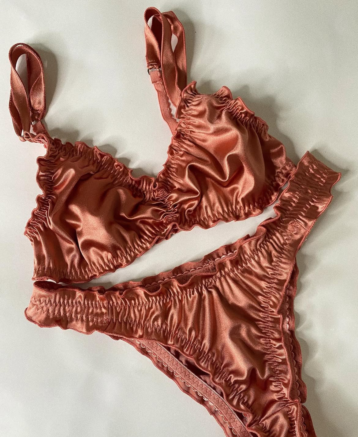 Ruffle set satén rosa quemado