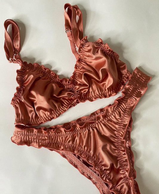 Ruffle set satén rosa quemado